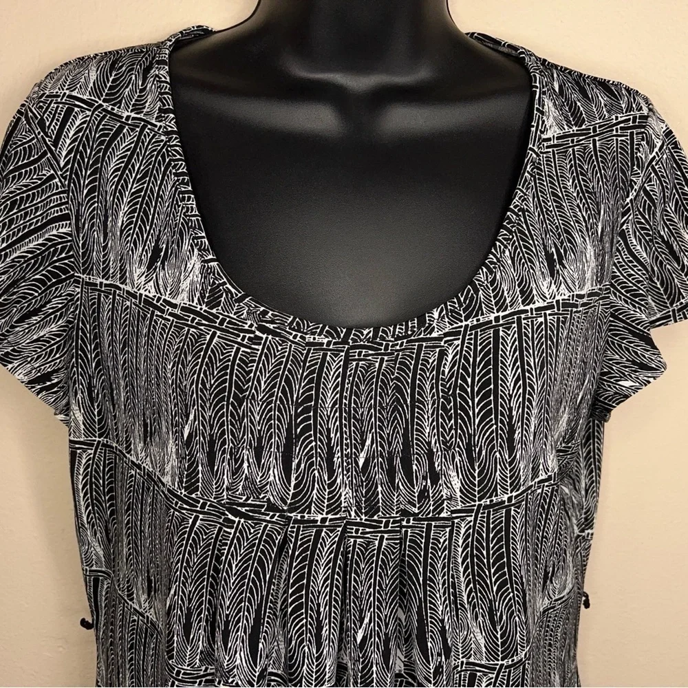 SMALL EAST 5th BLACK WHITE SHORT SLEEVE TOP FEATHER PRINT STRETCH